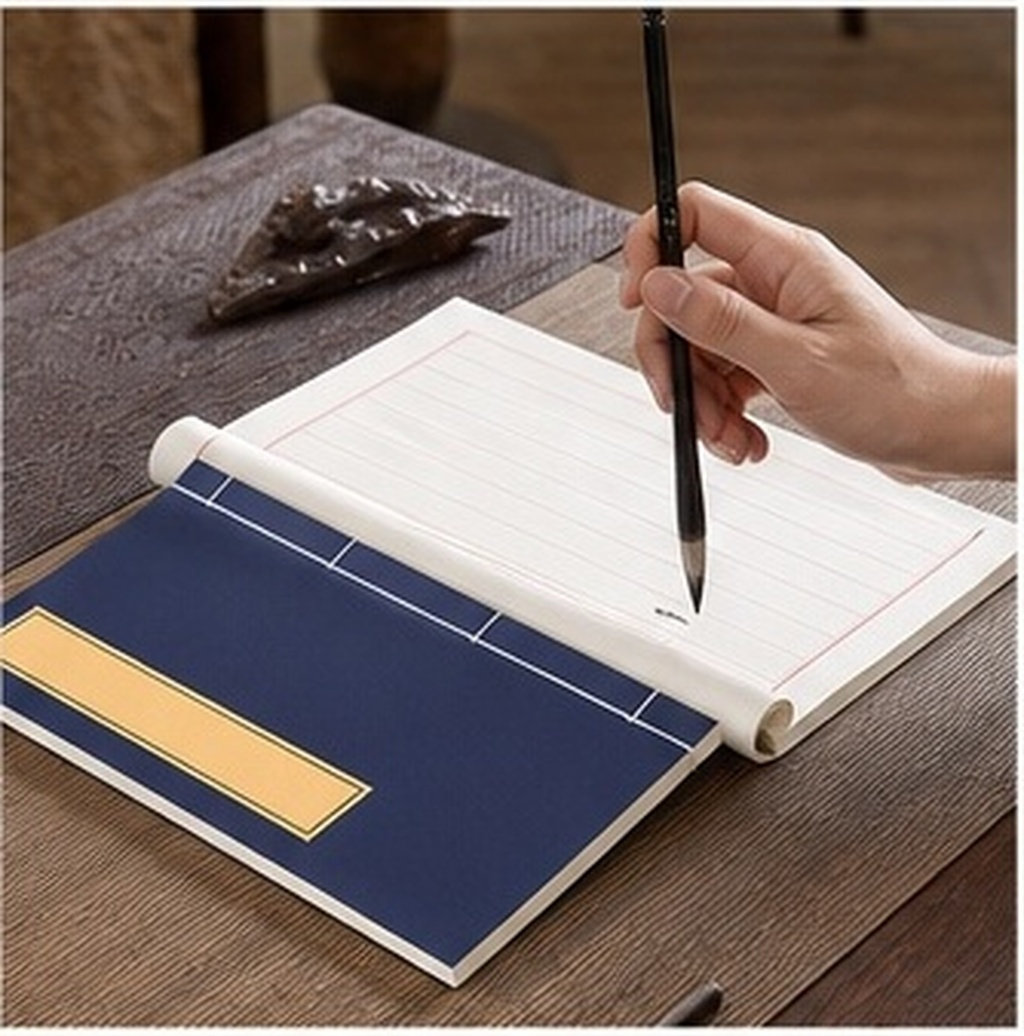 Chinese Calligraphy Practice Book - 1冊の書籍。中国の伝統的な書道用紙「宣紙」。書き練習用。方眼罫入り。軽量で持ち運びやすい。書道アートに最適。