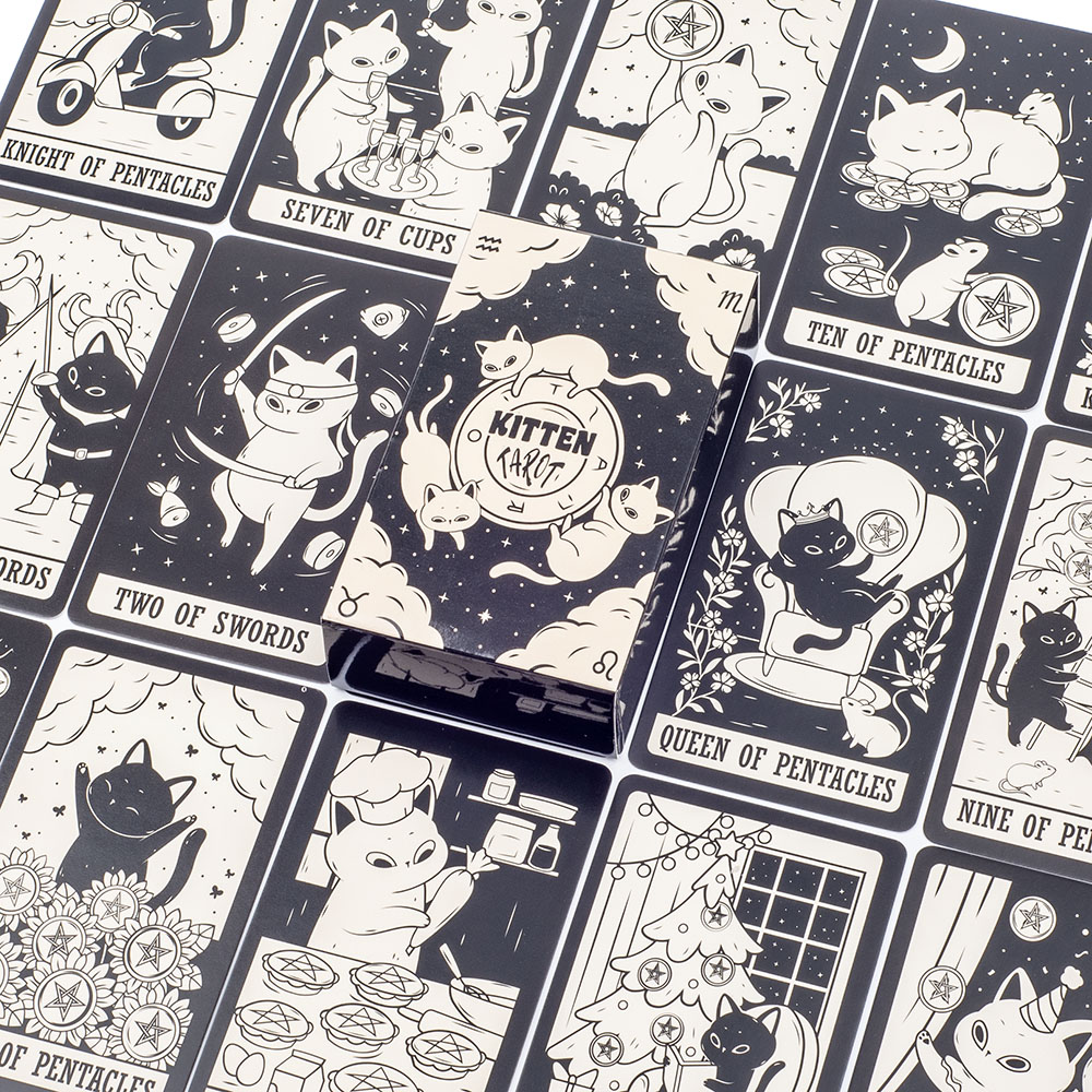 「子猫タロットカード」78枚入り。黒と白の可愛らしいデザイン - Tarot Deck With Guidebook のレビューと価格